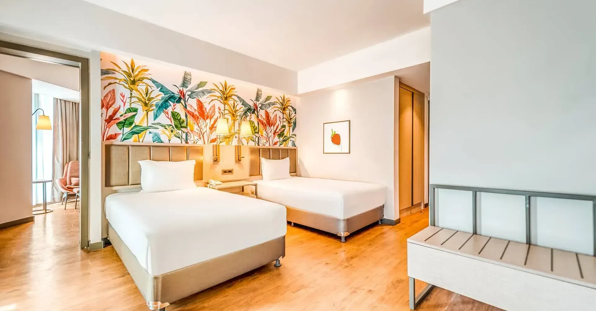 Deluxe Swim-Up Suite